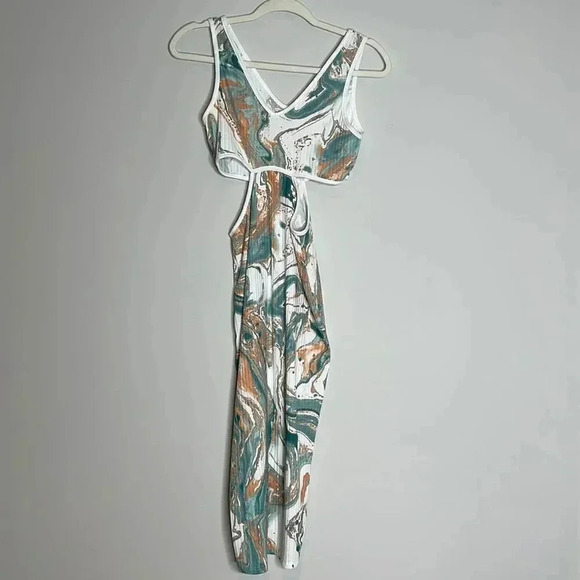 Caution to the Wind Side cut out Dress - Picture 2 of 8